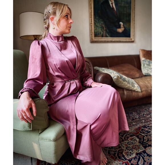 Vintage maxi gown in old mauve with drapes, beads and shiny texture, size 8 - Picture 3 of 7